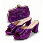 Conjunto de zapatos y bolso de mujer con encaje de satén morado de lujo, tacón de bloque con lazo de pedrería, sandalias abiertas, para bodas, fiestas y eventos nocturnos.
