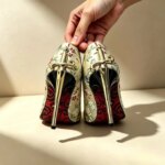 Zapatos de tacón alto con bordados florales y detalles dorados, para mujer, talla grande 43, ideales para fiestas y bodas, con tacón de aguja, elegantes y con punta afilada. - Imagen 3