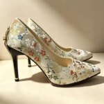 Zapatos de tacón alto con bordados florales y detalles dorados, para mujer, talla grande 43, ideales para fiestas y bodas, con tacón de aguja, elegantes y con punta afilada. - Imagen 5