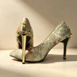 Zapatos de tacón alto con bordados florales y detalles dorados, para mujer, talla grande 43, ideales para fiestas y bodas, con tacón de aguja, elegantes y con punta afilada. - Imagen 2