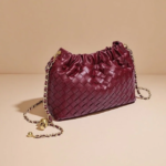 Bolso bandolera femenino tejido con cordón y cadena, textura tejida rejilla, apertura fruncida con cordón, correa de cadena dorada ajustable con inserto, bolsillo interior con cremallera, bolso pequeño suave estilo nub