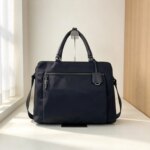 Bolso de mano minimalista de color negro para mujer, ideal para llevar el portátil al trabajo.