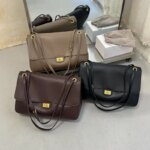 Bolso tipo cubo para mujer, diseño vertical de un solo asa, tapa abatible ancha, diseño sencillo y elegante, adecuado para adultos de 20 a 60 años. - Imagen 5