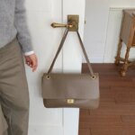 Bolso tipo cubo para mujer, diseño vertical de un solo asa, tapa abatible ancha, diseño sencillo y elegante, adecuado para adultos de 20 a 60 años. - Imagen 2