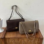 Bolso tipo cubo para mujer, diseño vertical de un solo asa, tapa abatible ancha, diseño sencillo y elegante, adecuado para adultos de 20 a 60 años. - Imagen 4