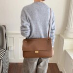 Bolso tipo cubo para mujer, diseño vertical de un solo asa, tapa abatible ancha, diseño sencillo y elegante, adecuado para adultos de 20 a 60 años. - Imagen 3