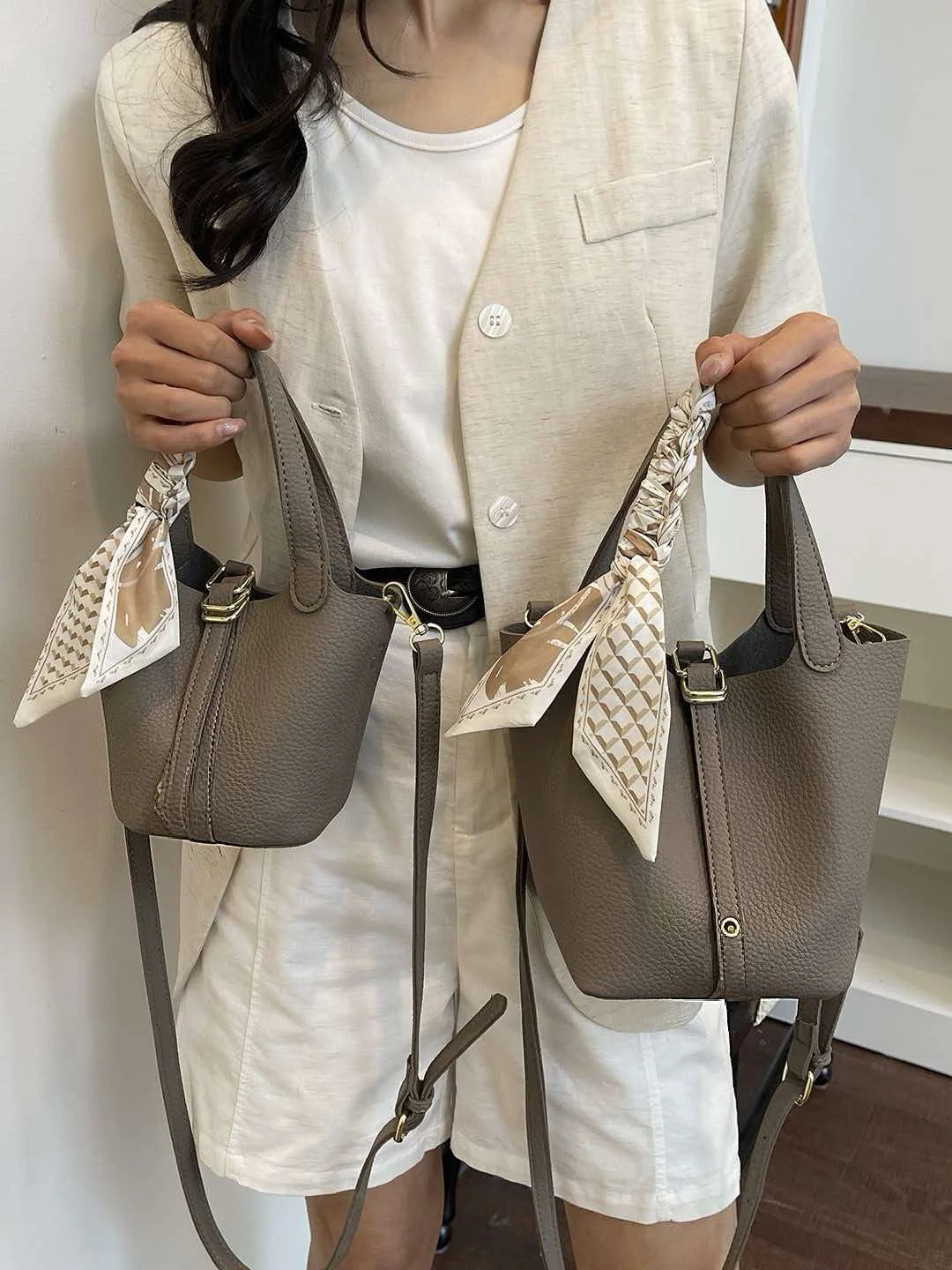 96126-8335cr.jpg Cesta de verduras con estampado de lichi, bolso tipo cubo para llevar al hombro, moda femenina de alta gama, pañuelo de seda versátil, bolso bandolera. - Imagen 1