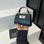 Bolso de mano pequeño y moderno con estampado en relieve para mujer, con cierre dorado, asa para llevar al hombro, correa desmontable y asa superior, un bolso bandolera adorable.