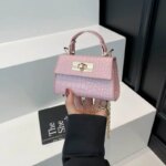 Bolso de mano pequeño y moderno con estampado en relieve para mujer, con cierre dorado, asa para llevar al hombro, correa desmontable y asa superior, un bolso bandolera adorable. - Imagen 6