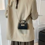 Bolso de mano pequeño y moderno con estampado en relieve para mujer, con cierre dorado, asa para llevar al hombro, correa desmontable y asa superior, un bolso bandolera adorable. - Imagen 3