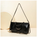 Bolso Bandolera Tipo Sobre Pequeño para Mujer 2026, Bolso de Hombro Casual de Cuero Encerado Negro Suave con Cadena de Remaches Plateados