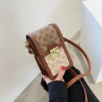 Bolso vertical para teléfono con asa única, estilo clásico retro, con estampado de moda, para mujer, bolso bandolera para llevar el móvil, en colores negro, rosa, marrón y blanco, ideal para el uso diario y actividades al aire libre. - Imagen 5