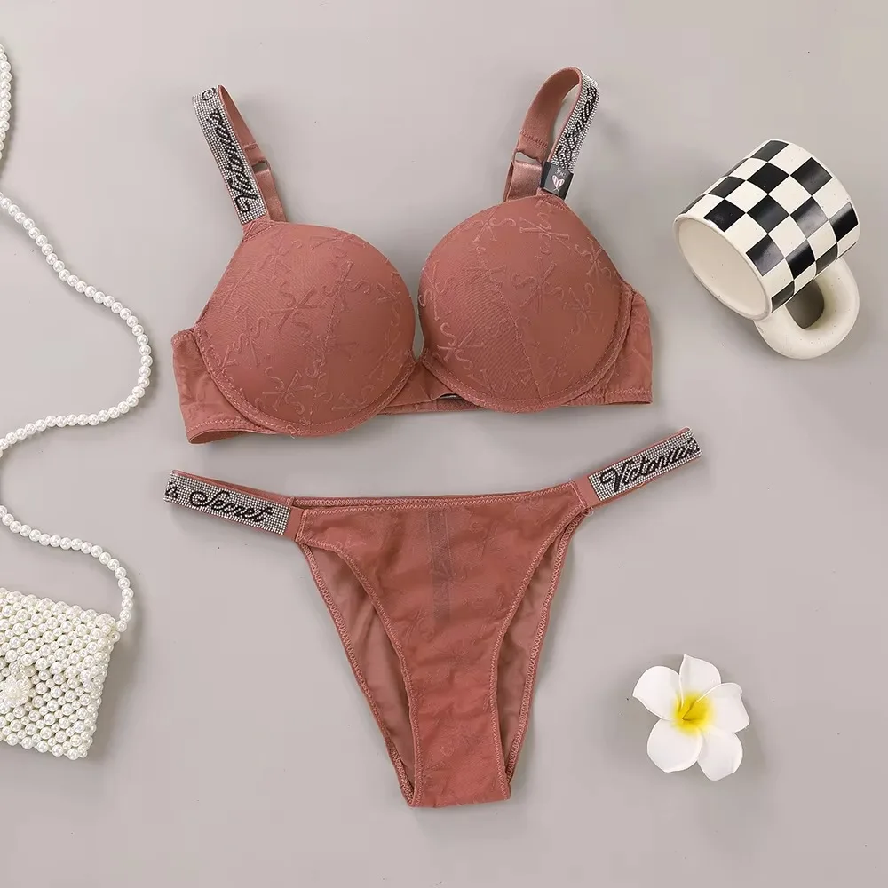 Conjunto de lencería sexy Victoria's Secret, sujetador push-up con logo brillante y encaje en relieve, tanga brillante con logo.