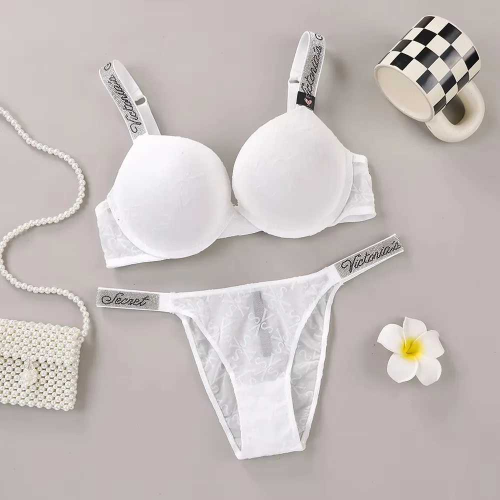 Conjunto de lencería sexy Victoria's Secret, sujetador push-up con logo brillante y encaje en relieve, tanga brillante con logo.