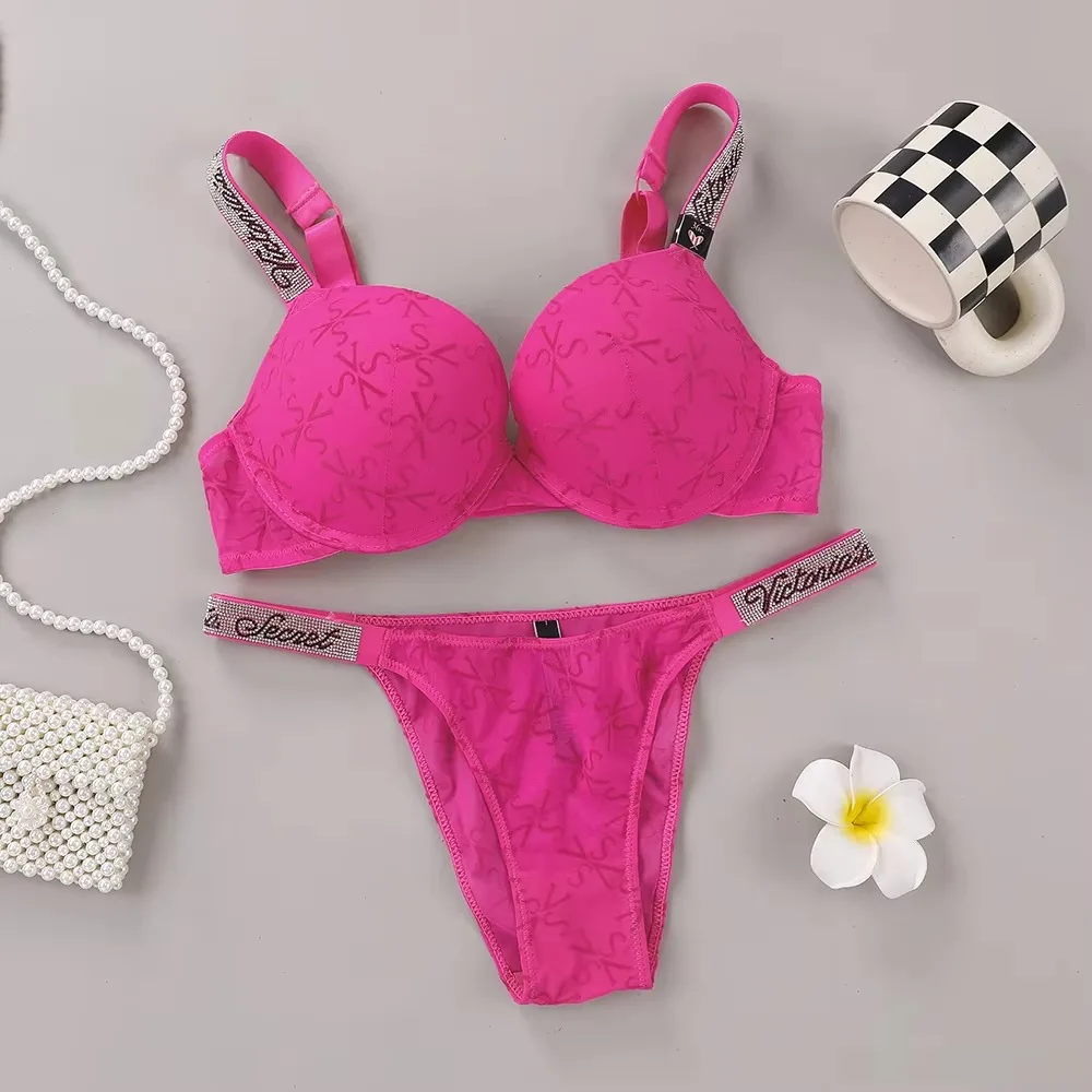 Conjunto de lencería sexy Victoria's Secret, sujetador push-up con logo brillante y encaje en relieve, tanga brillante con logo.