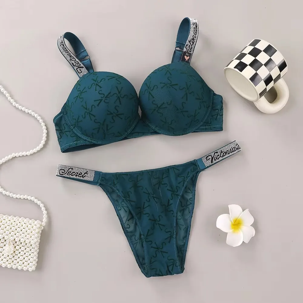 Conjunto de lencería sexy Victoria's Secret, sujetador push-up con logo brillante y encaje en relieve, tanga brillante con logo.