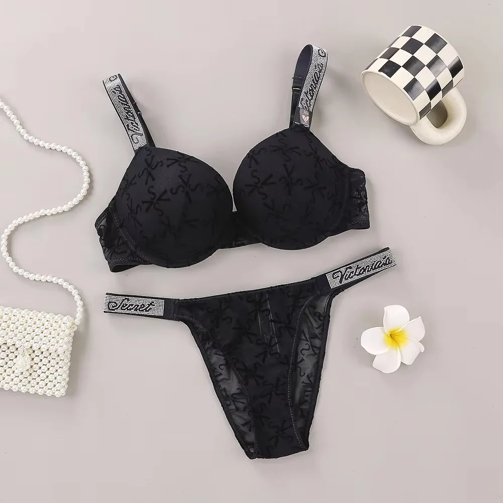 Conjunto de lencería sexy Victoria's Secret, sujetador push-up con logo brillante y encaje en relieve, tanga brillante con logo.