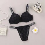Conjunto de lencería sexy Victoria's Secret, sujetador push-up con logo brillante y encaje en relieve, tanga brillante con logo. - Imagen 2