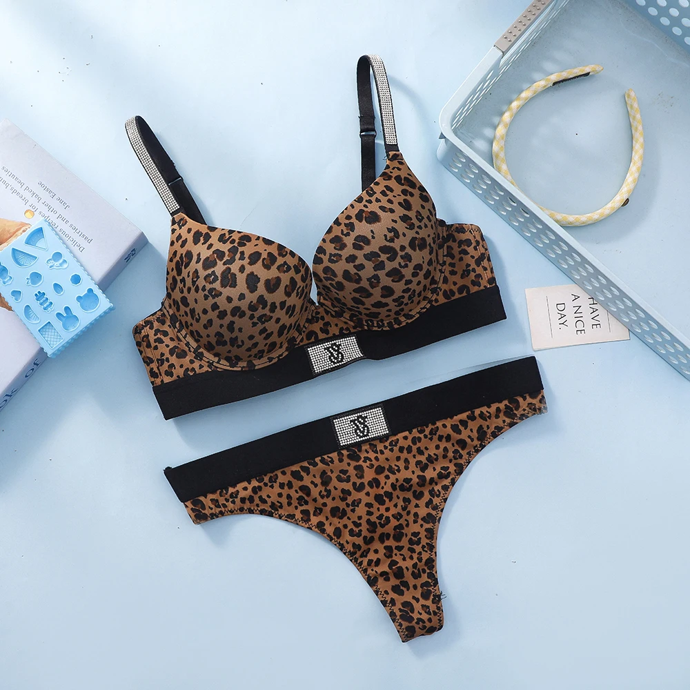 Conjunto de lencería de encaje para mujer Victoria's Secret: sujetador push-up con tirantes brillantes y logo, y tanga brillante con texto. ¡Tendencia caliente!