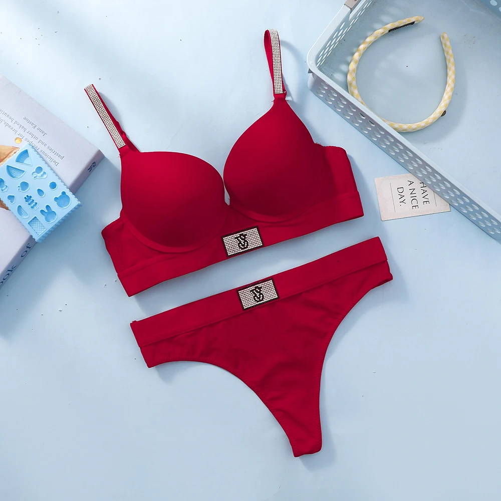 Conjunto de lencería de encaje para mujer Victoria's Secret: sujetador push-up con tirantes brillantes y logo, y tanga brillante con texto. ¡Tendencia caliente!