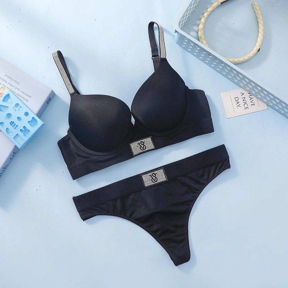 Conjunto de lencería de encaje para mujer Victoria's Secret: sujetador push-up con tirantes brillantes y logo, y tanga brillante con texto. ¡Tendencia caliente!