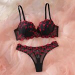 Conjunto de lencería con bordado de rosas rojas para mujer, sujetador push-up con aros y copa de grosor medio, bragas de malla negra, 2 piezas, ropa interior íntima elegante