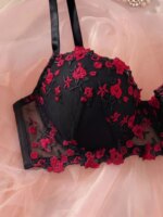 Conjunto de lencería con bordado de rosas rojas para mujer, sujetador push-up con aros y copa de grosor medio, bragas de malla negra, 2 piezas, ropa interior íntima elegante - Imagen 5