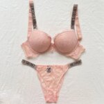 NUEVO conjunto de lencería sexy para mujer, compuesto por dos piezas: sujetador con aros y bragas, con encaje ajustable, adornos de pedrería y diseño con letras de la marca. - Imagen 3