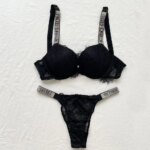 NUEVO conjunto de lencería sexy para mujer, compuesto por dos piezas: sujetador con aros y bragas, con encaje ajustable, adornos de pedrería y diseño con letras de la marca. - Imagen 4
