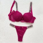 NUEVO conjunto de lencería sexy para mujer, compuesto por dos piezas: sujetador con aros y bragas, con encaje ajustable, adornos de pedrería y diseño con letras de la marca. - Imagen 2