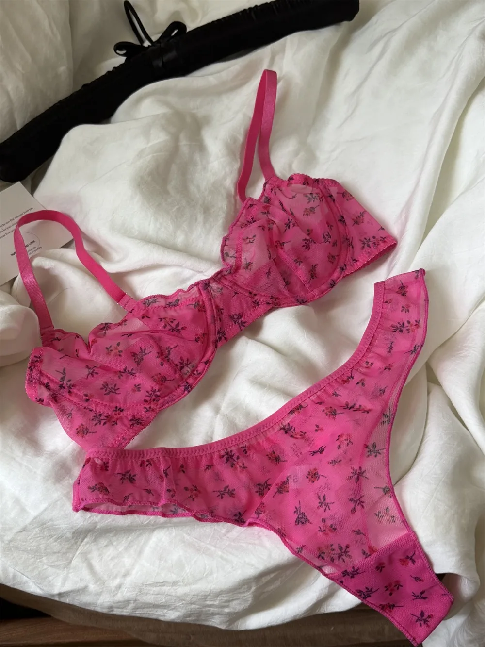 Conjunto de lencería ultrafina francesa, sujetador Sexy de encaje con estampado Floral, ropa interior de moda para mujer, conjuntos de sujetadores e Tanga íntimos transpirables de malla Conjunto de lencería ultrafina francesa, sujetador Sexy de encaje con estampado Floral, ropa interior de moda para mujer, conjuntos de sujetadores e Tanga íntimos transpirables de malla
