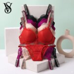 Conjunto de lencería de lujo para mujer con sujetador push-up con flecos de encaje de pestañas muy sexy y tanga con letras brillantes.