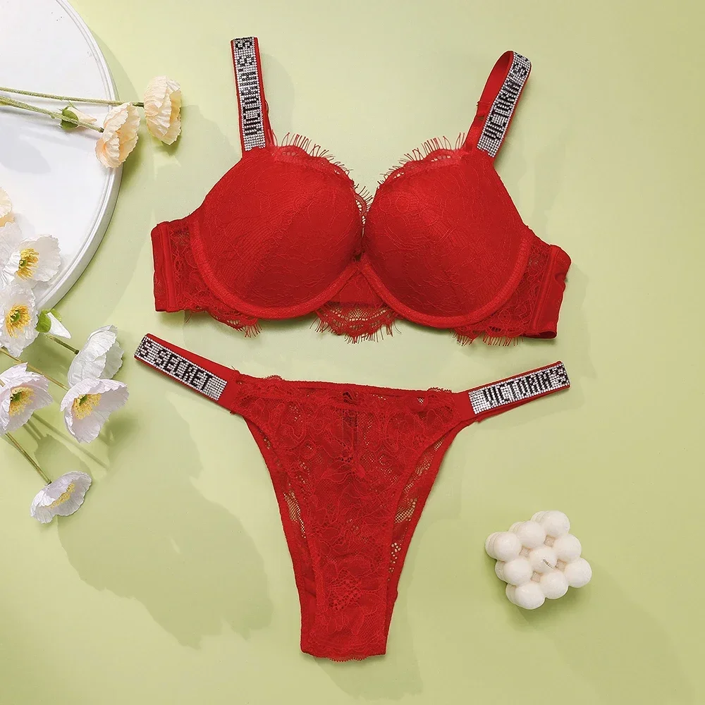 Conjunto de lencería de lujo para mujer con sujetador push-up con flecos de encaje de pestañas muy sexy y tanga con letras brillantes.