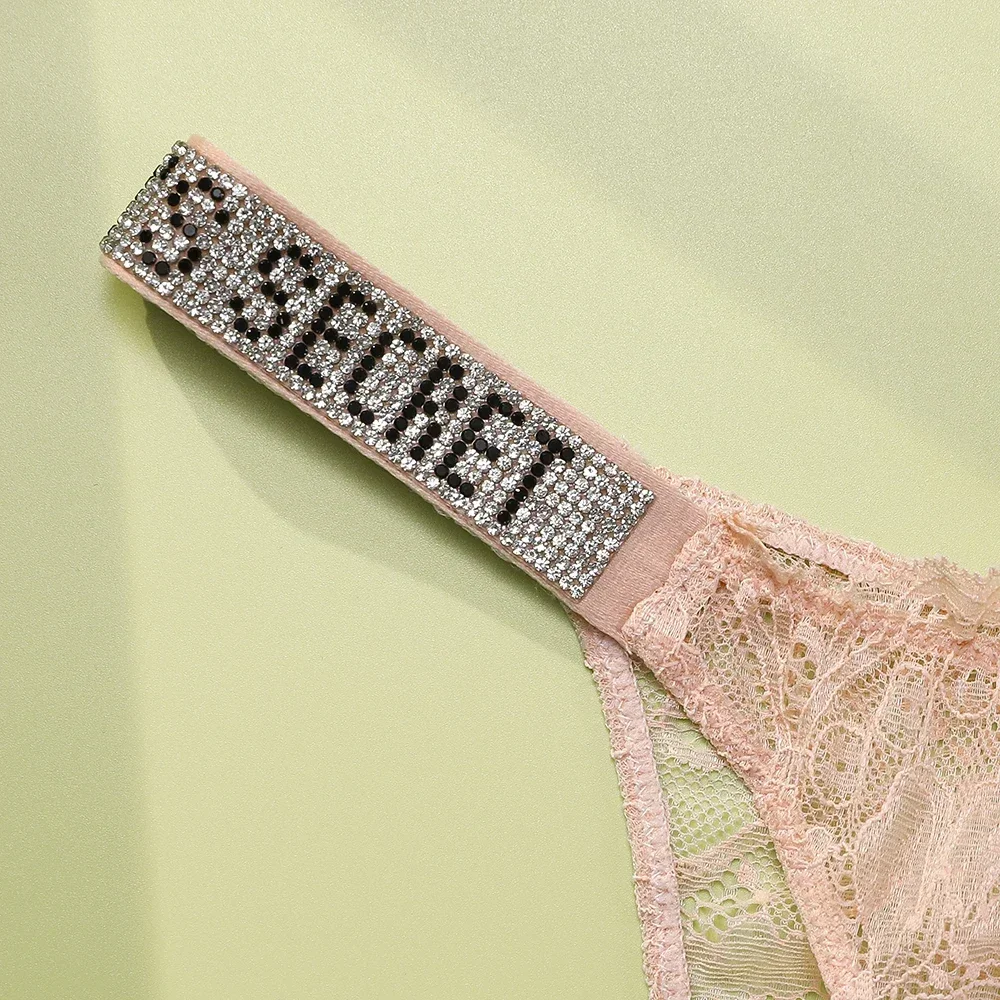 Conjunto de lencería de lujo para mujer con sujetador push-up con flecos de encaje de pestañas muy sexy y tanga con letras brillantes.