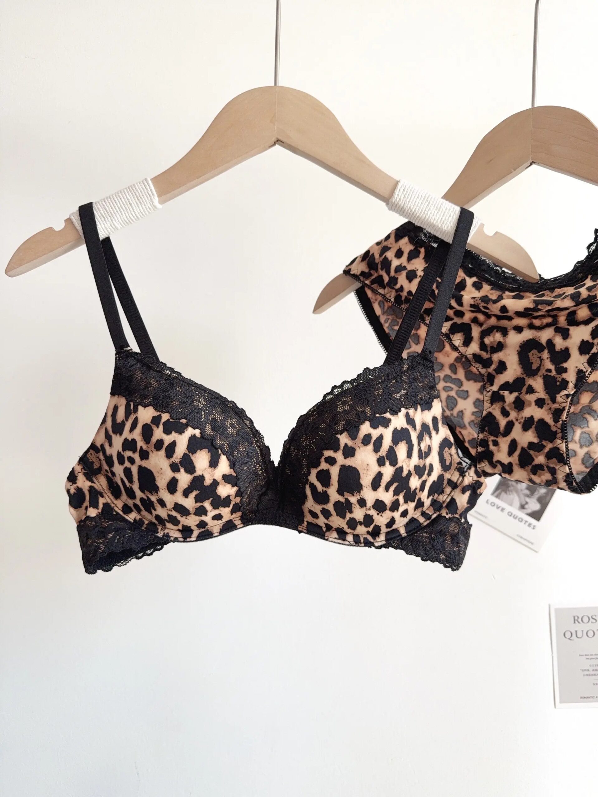 Conjunto de lencería sexy con estampado de leopardo para mujer, sujetador de encaje push-up sin aros, ropa interior diaria atractiva y cómoda que realza la figura. Conjunto de lencería sexy con estampado de leopardo para mujer, sujetador de encaje push-up sin aros, ropa interior diaria atractiva y cómoda que realza la figura.