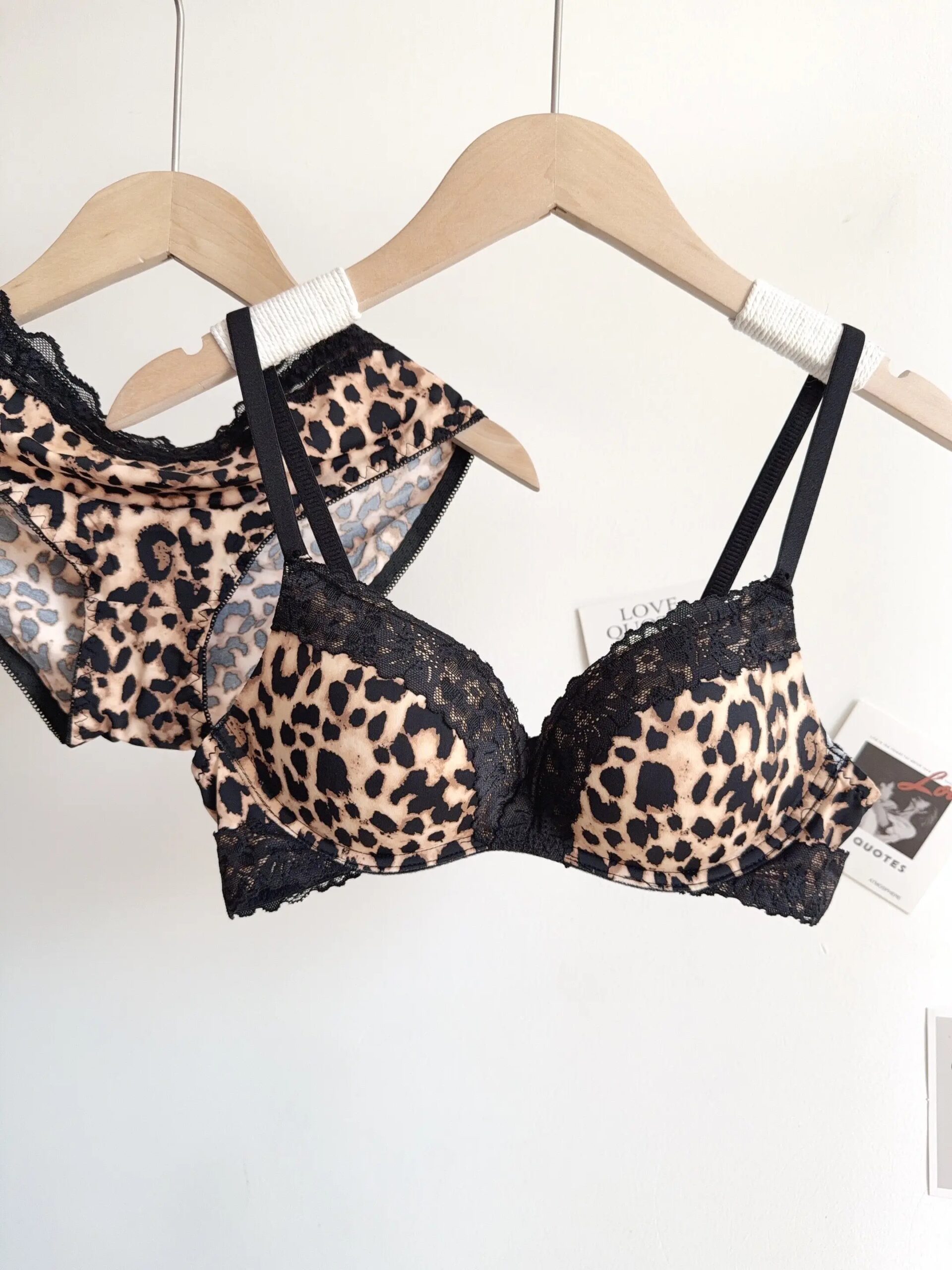 Conjunto de lencería sexy con estampado de leopardo para mujer, sujetador de encaje push-up sin aros, ropa interior diaria atractiva y cómoda que realza la figura. Conjunto de lencería sexy con estampado de leopardo para mujer, sujetador de encaje push-up sin aros, ropa interior diaria atractiva y cómoda que realza la figura.